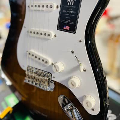 Fender 70th Anniversary American Vintage II '54 Stratocaster 2024 - Present - 2-Color Sunburst image 5