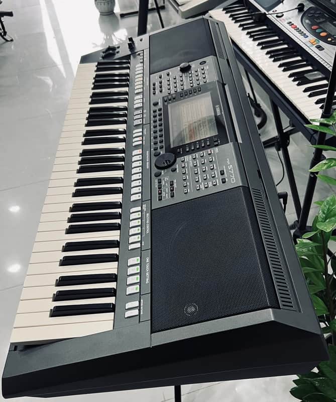 Yamaha PSR-S770 61-Key Arranger Workstation 2010s - Used image 1