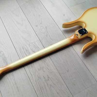Hondo II Professional Longhorn Bass-Creme Burst image 3