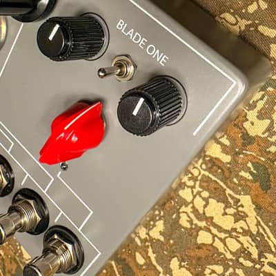 Hardware Fixations Dual Engine Chinook (Tremolo, Fuzz, and Tremolo) 2025 - Matte grey powdercoated image 4