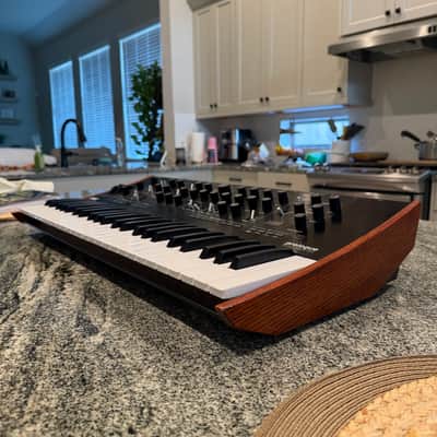 Korg Prologue 8 Polyphonic 49-Key 8-Voice Analog Synthesizer 2018 - Present - Black/Wood image 3