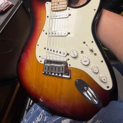 Fender American Series VG Stratocaster with Rosewood Fretboard 2007 - 2009 - 3-Color Sunburst image 4