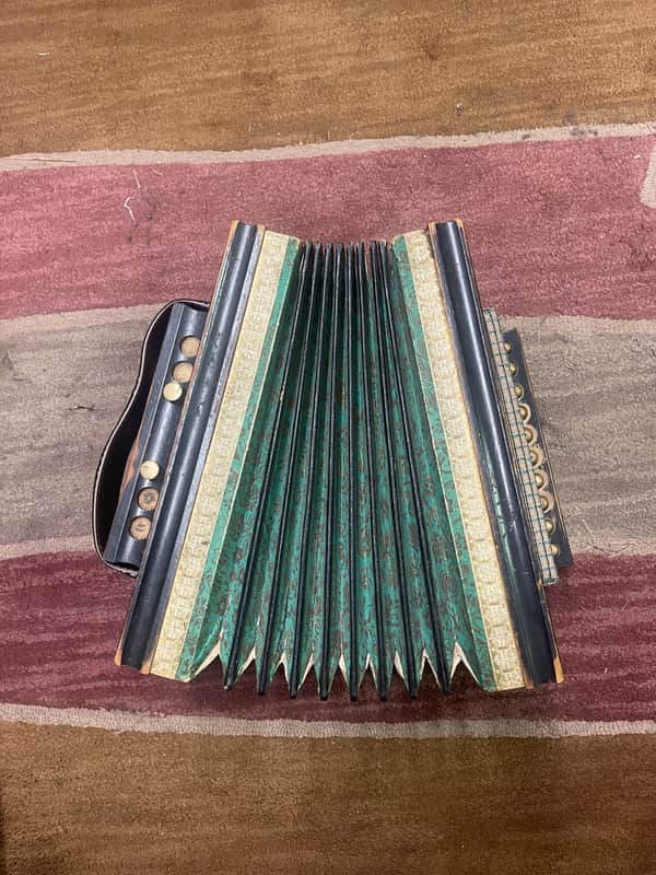 Antique squeezebox 1900s image 1