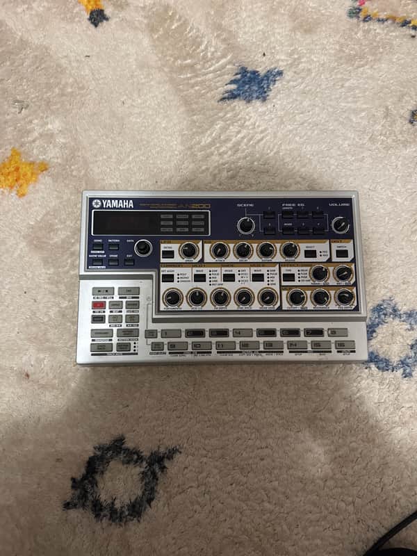 Yamaha AN200 Desktop Synthesizer 2001 - Silver image 1
