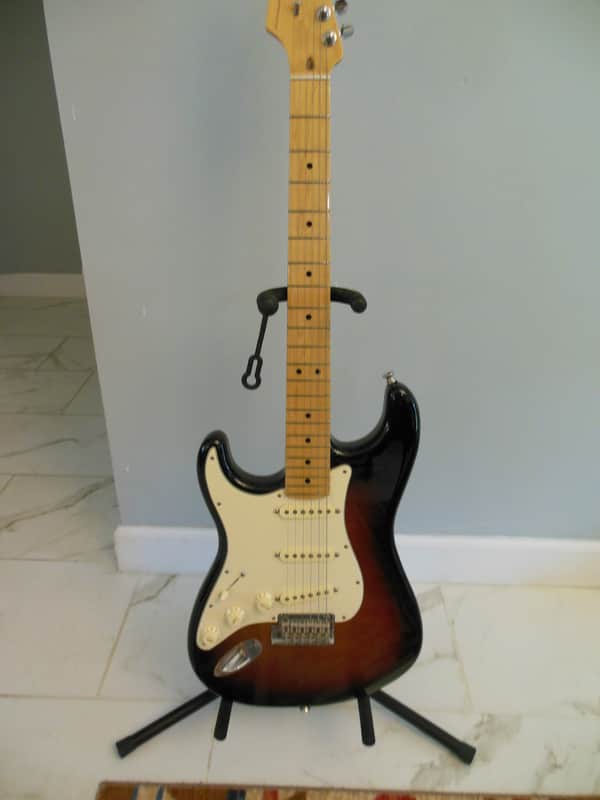 Fender Fender American Standard Stratocaster, Left handed - 3-color Sunburst, Maple Fingerboard 2014