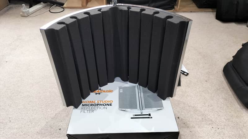 Gear4music Home Studio Microphone Reflection Filter 2020 - Silver image 1