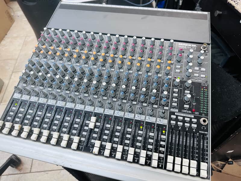 Mackie 1604-VLZ3 16-Channel Mic / Line Mixer | Reverb