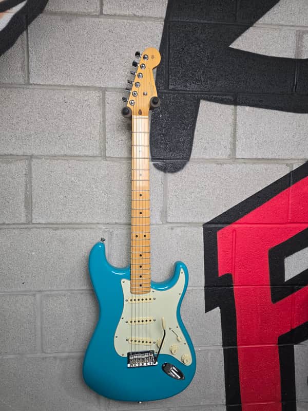 Fender American Professional II Stratocaster with Maple Fretboard 2020 - Present - Miami Blue