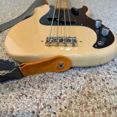 Fender '50s Precision Bass with Maple Fretboard image 3