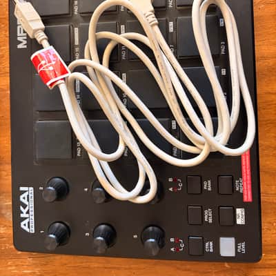 Akai MPD218 2015 - Present - Black image 4