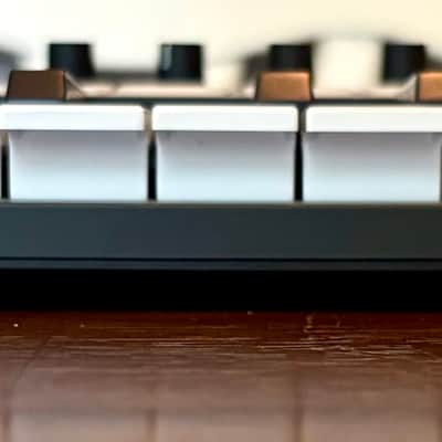 Novation LaunchKey Mini MIII Keyboard Controller + MIDI Dongle! image 4