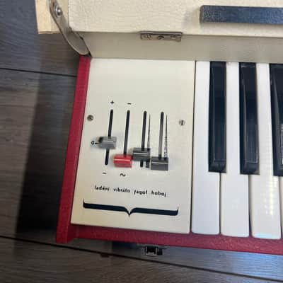 Delicia Mini 807 vintage czech combo organ 1970s working red case 1721 1970s image 2