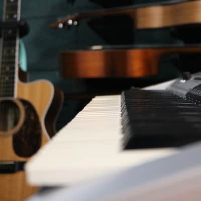 Yamaha PSR E403 Keyboard 2000's image 2