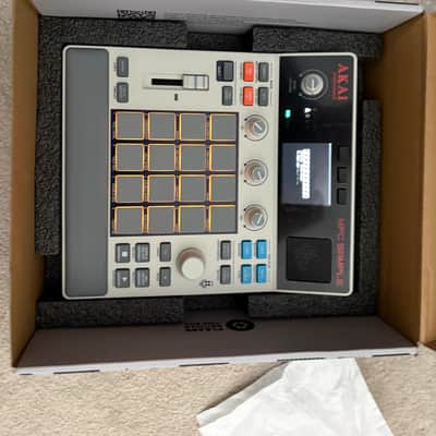 Akai MPC SAMPLE 2025 - Silver image 3