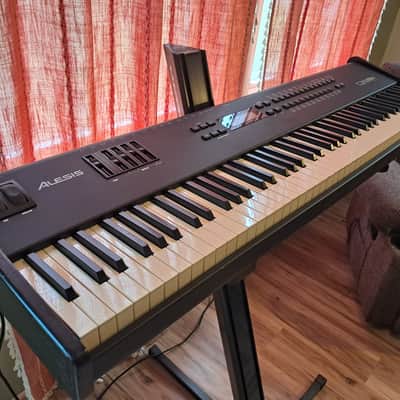 * Amazing Condition * Alesis QS8.1 Synthesizer w/ video demo