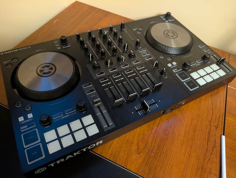 Native Instruments Traktor Kontrol S3 DJ Controller
