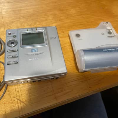 Sharp MD-MT877 portable minidisc recorder and player image 2