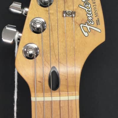 Fender Standard Stratocaster with Maple Fretboard 1998 - 2005 - Arctic White image 3
