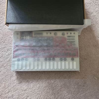 Sonicware Liven Lofi-12 27-Key Sampling Groovebox 2023 - Present - Silver image 1