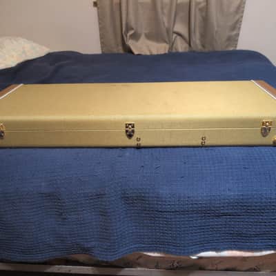 Used Road Runner  Hardshell guitar case  - Tweed image 5