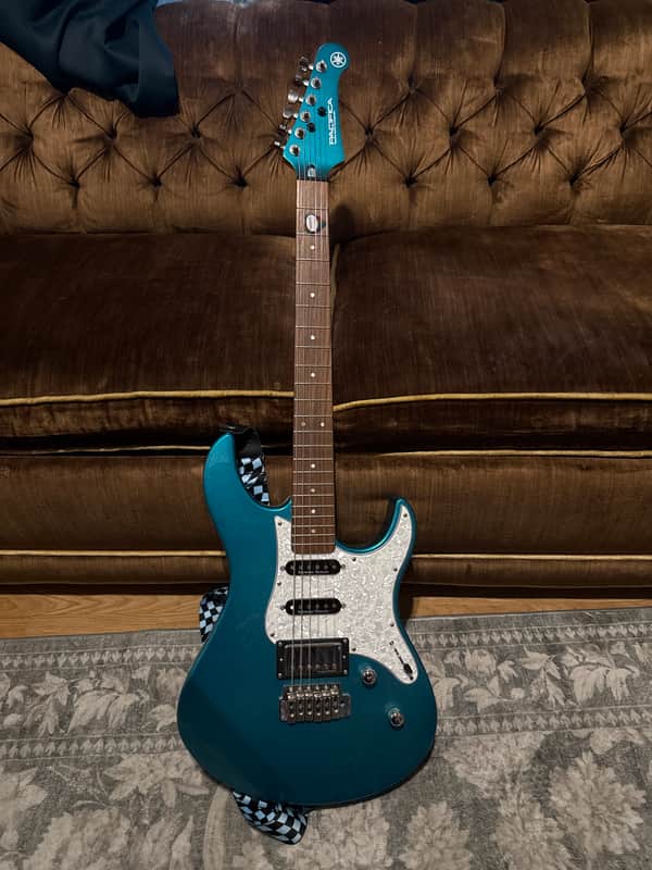 Yamaha PAC612VIIX Pacifica with Rosewood Fretboard
