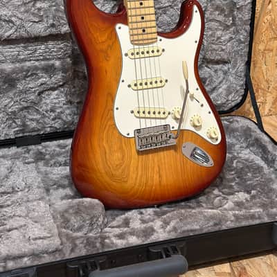 Pre Owned Fender 2018 American Professional Stratocaster - Sienna Sunburst, Maple Inc. Case image 5