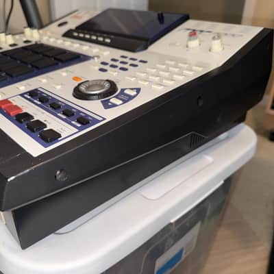 Akai MPC4000 Music Production Center - White image 8