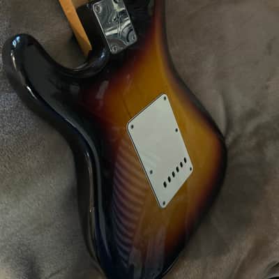 Fender American Vintage '82 Stratocaster 1982 Sunburst) image 4