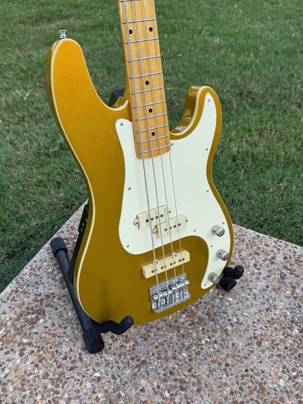 St. Blues King Blues Bass Guitar - Gold Top image 1
