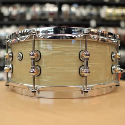 Pre-Owned Pearl Music City Custom 5.5x14" Masters Maple Reserve Snare Drum (Nicotine White Marine Pearl) image 6