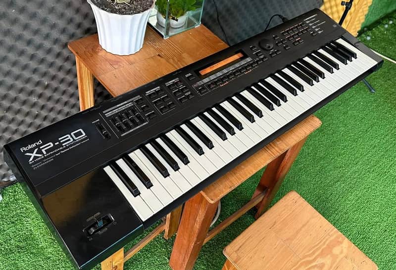 Roland XP-30 61-Key 64-Voice Expandable Synthesizer 1999 - 2004 - Black image 1