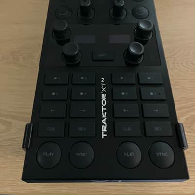 Native Instruments Traktor X1 MK3 DJ Controller + Stand image 3