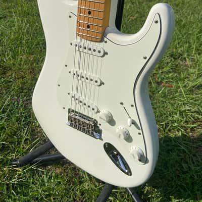 Fender Player Stratocaster 2018 - White w/ gigbag image 2