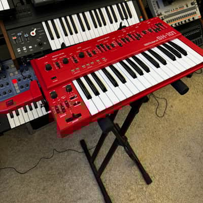 Roland SH-101 32-Key Monophonic Synthesizer 1982 - 1986 - Red