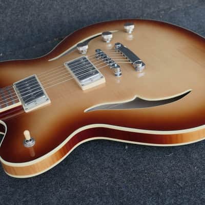 Hofner HCT-VTH-SP-SB Verythin CT SPECIAL Semi hollow Flame Maple Top New like 335 has 2 Humbuckers one a P90 image 8