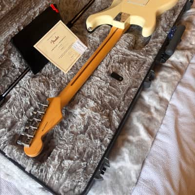 Fender American Professional Stratocaster with Maple Fretboard 2019 Olympic White image 6