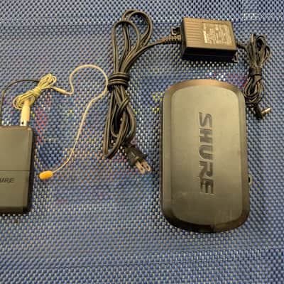 Shure PG4 K7 Wireless Receiver with Lavalier Microphone and Power Supply image 1