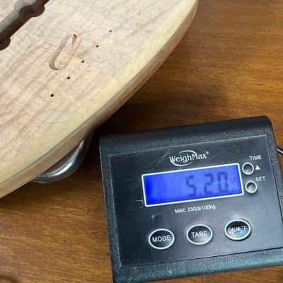 high end Offset Bass Body Unfinished Deep Curly Maple Top / Walnut Accent/ Solid One-piece Mahogany Back- limited Luthier Supply R2 imagen 21
