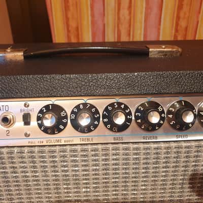 Fender Vibrolux Reverb 2-Channel 35-Watt 2x10" Guitar Combo 1980 - Silverface with volume boost image 3