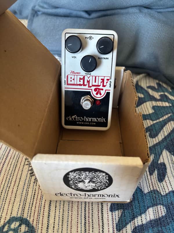 Electro-Harmonix Nano Big Muff Pi Distortion / Sustainer 2013 - Present - White / Black / Red imagen 1