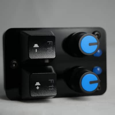 useMidi madMidiMiniClassic Acrylic 2025 with 2 Note Buttons 2 Potentiometers and LEDs image 3