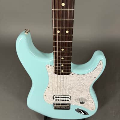 Fender Tom Delonge Stratocaster RW Daphne Blue 2,9 kg inkl. Gigbag image 5