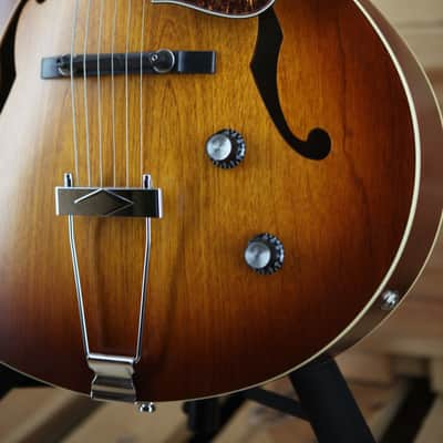 Godin 5th Avenue Kingpin - Cognac Burst imagen 5