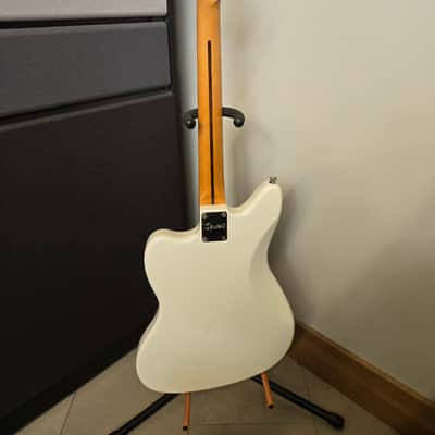 Squier Classic Vibe '60s Jaguar 2022 - Olympic White with Matching Headstock image 6