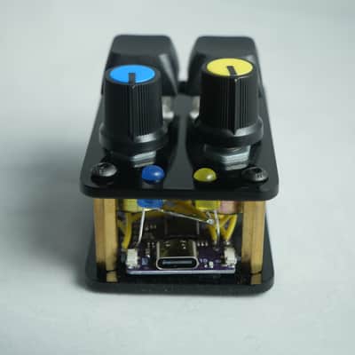 useMidi madMidiMiniClassic Acrylic 2025 with 2 Note Buttons 2 Potentiometers and LEDs image 4