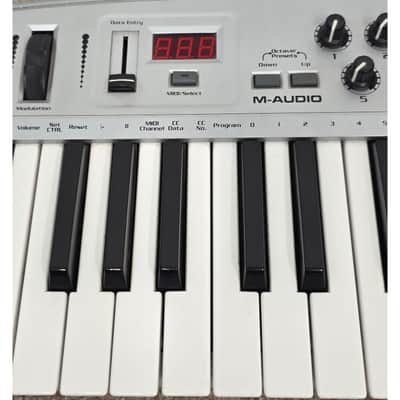 M-Audio Oxygen 8 - MIDI Controller - Good image 3