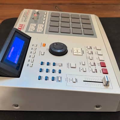 Akai MPC2000XL ORIGINAL BOX +NEW BLUE screen+ 8outs + CF + EB16 + original manual image 5