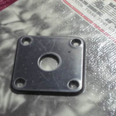 new in package Allparts AP-0633-023 Black Plastic Square Jackplate for Les Paul (this item is packaged by the manufacturer WITHOUT the screws - but I AM including screws), Allparts AP-0633-023 Black Plastic Square Jack Plate image 8