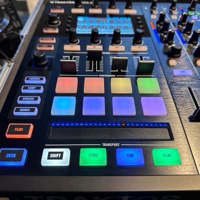 Native Instruments Traktor Kontrol S8 with Flight Case image 8