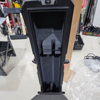 Gator GTR-MINIVAULT-B2 Mini Vault for 2 Electric Bass Guitars image 8